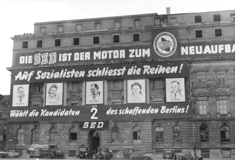 Bundesarchiv Bild 183 S74916 Berlin Behrenstrasse SED Wahlpropagenda - Brüder, in eins nun die Hände - Arbeiterbewegung, KPD, Parteigründung, SED, SPD - Positionen
