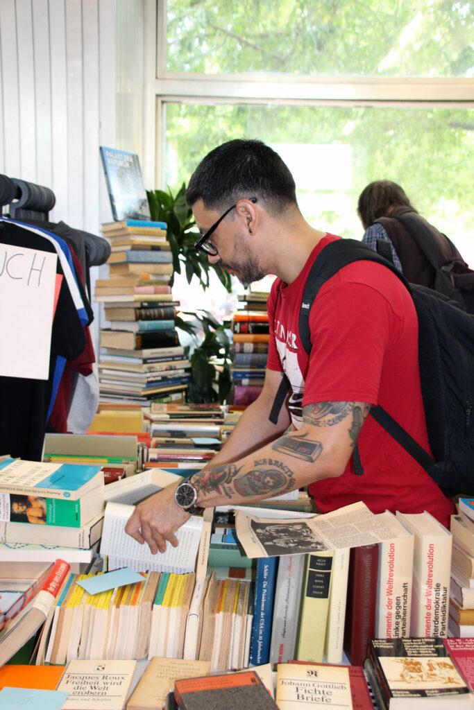 IMG 2124 - Gemeinsam feiern! - Ana Prestes, Banda Bassotti, Bejarano und Microphone Mafia, Betty Rossa, Booker Omole, Calum Baird, Dieter Klemm, Dietmar Dath, Free Willy, Gina Pietsch, Hartmut König, Kapelle Gigs, Ken Merten, OK-Projekt, Schenzer und Wilke, Tobias Thiele, UZ-Friedenstage 2026 - Die letzte Seite