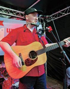 jugend7 - Gemeinsam feiern! - Ana Prestes, Banda Bassotti, Bejarano und Microphone Mafia, Betty Rossa, Booker Omole, Calum Baird, Dieter Klemm, Dietmar Dath, Free Willy, Gina Pietsch, Hartmut König, Kapelle Gigs, Ken Merten, OK-Projekt, Schenzer und Wilke, Tobias Thiele, UZ-Friedenstage 2026 - Die letzte Seite