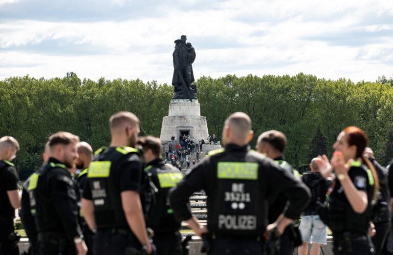 1912 2505 8mai treptowpark 32 9584 - Katjuscha im Land der Täter verboten - Polizei Berlin - Polizei Berlin