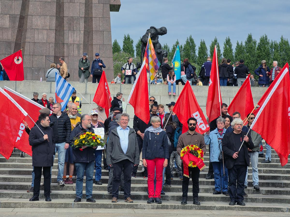 Die Erinnerung mahnt dringend - 8. Mai 2026, 9. Mai 2026, DKP, DKP Berlin, Geschichtsrevisionismus, Repression, SDAJ - Blog 20260509 105647 web - Die Erinnerung mahnt dringend - 8. Mai 2026, 9. Mai 2026, DKP, DKP Berlin, Geschichtsrevisionismus, Repression, SDAJ - Blog