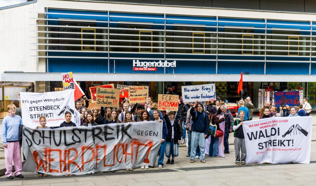 62 1006 Luca Woitow web - Zwischen Plattenbau und Bundeswehr-Karrierecenter - 8. Mai 2026, Cottbus, junge BAU, Lausitz, Max-Steenbeck-Gymnasium, Schulstreik gegen Wehrpflicht, SDAJ, Wehrpflicht - Blog, Politik
