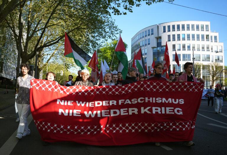 DSC07378 web - Sumud-Flotilla, Schulstreik und gelebter Antikapitalismus - Revolutionäre Vorabenddemonstration - Revolutionäre Vorabenddemonstration