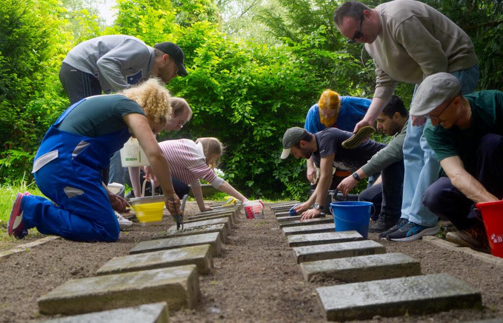 Auf dem Friedhof denunziert - 8. Mai 2026, DKP Duisburg, Duisburg, Duisburg stellt sich quer, Repression - Blog, Aktion DSCF8294 web - Auf dem Friedhof denunziert - 8. Mai 2026, DKP Duisburg, Duisburg, Duisburg stellt sich quer, Repression - Blog, Aktion