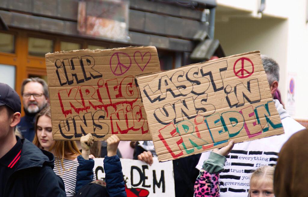 DSC 0708 web - Zwischen Plattenbau und Bundeswehr-Karrierecenter - 8. Mai 2026, Cottbus, junge BAU, Lausitz, Max-Steenbeck-Gymnasium, Schulstreik gegen Wehrpflicht, SDAJ, Wehrpflicht - Blog, Politik