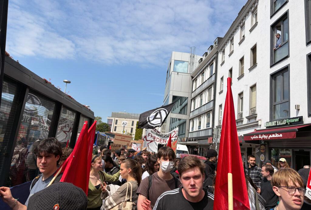 IMG 0735 - Gekommen, um zu bleiben - 8. Mai 2026, Bonn, DFG-VK, GEW, Landesschüler*innenvertretung Nordrhein-Westfalen, Lupus, Schulstreik gegen Wehrpflicht, SDAJ, ver.di-Jugend, Volker Siefert, Wehrpflicht - Blog, Politik