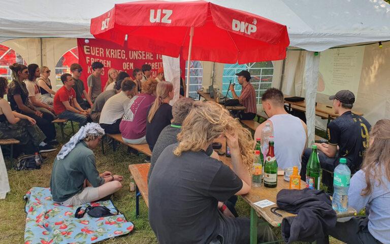 west zelt richter 1 - Workshops, Cocktails, Widerstand - Communistische Jongerenbeweging - Communistische Jongerenbeweging