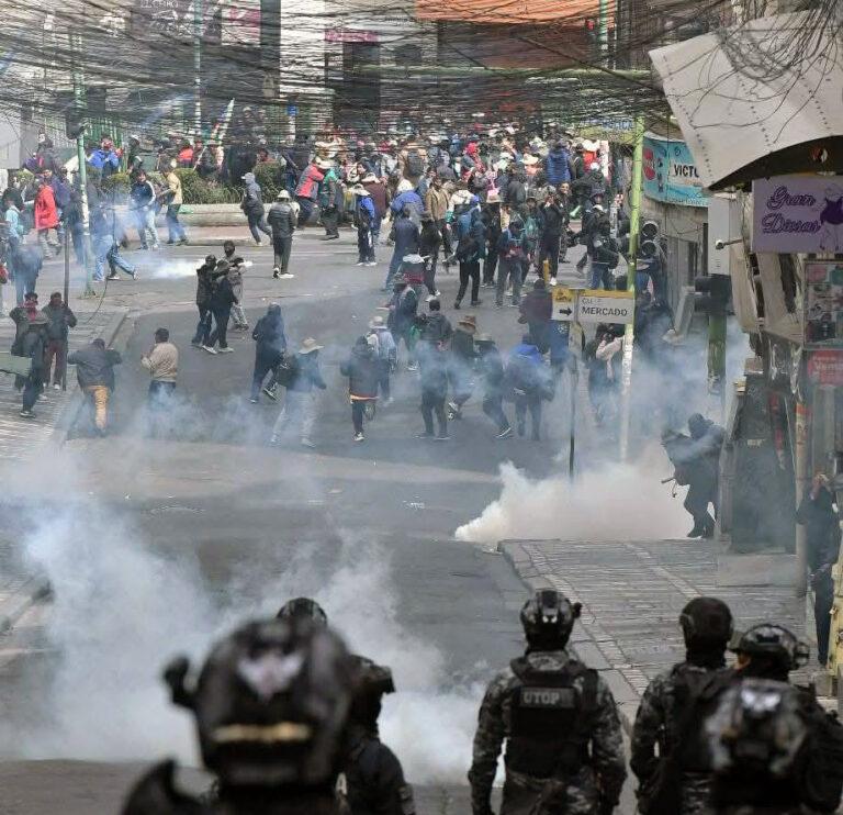 230701 Bolivien - Soldaten gegen Demonstranten - Central Obrera Boliviana - Central Obrera Boliviana