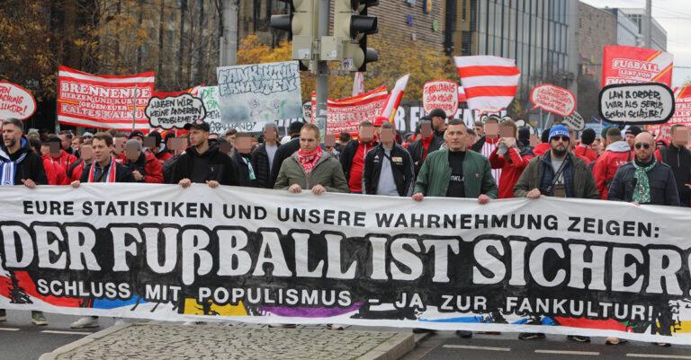 2410 3 - Verteidiger der Liebe - Fanszene, FIFA, Fußball-WM 2026, ICE, Kriegsvorbereitungen, Menschenrechte, Militarisierung, Nordamerika, Repression - Politik