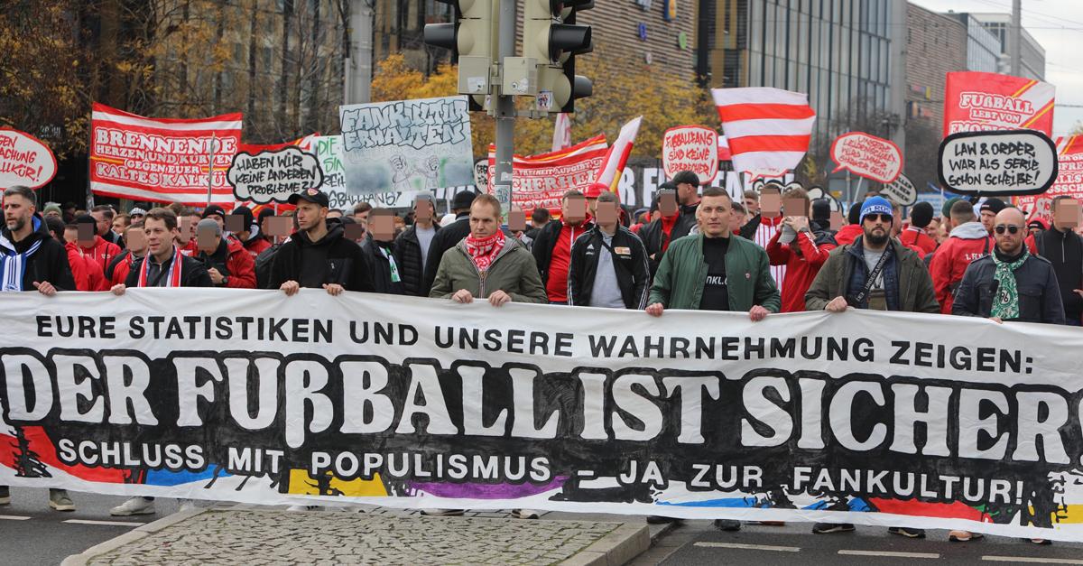 Verteidiger der Liebe - Fanszene, FIFA, Fußball-WM 2026, ICE, Kriegsvorbereitungen, Menschenrechte, Militarisierung, Nordamerika, Repression - Hintergrund 2410 3 - Verteidiger der Liebe - Fanszene, FIFA, Fußball-WM 2026, ICE, Kriegsvorbereitungen, Menschenrechte, Militarisierung, Nordamerika, Repression - Hintergrund