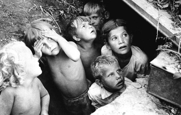 Lasst nicht zu, dass sich der Wahnsinn wiederholt! - 85. Jahrestag des Überfalls auf die Sowjetunion, Erklärung der DKP, Frieden mit Russland, Nie wieder Faschismus – Nie wieder Krieg!, reaktionär-militaristischer Staatsumbau, Völkermord - Wirtschaft & Soziales 2512 RIAN archive 137811 Children during air raid - Lasst nicht zu, dass sich der Wahnsinn wiederholt! - 85. Jahrestag des Überfalls auf die Sowjetunion, Erklärung der DKP, Frieden mit Russland, Nie wieder Faschismus – Nie wieder Krieg!, reaktionär-militaristischer Staatsumbau, Völkermord - Wirtschaft & Soziales