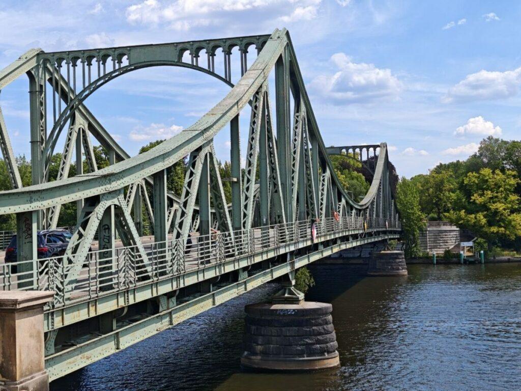 Noch etwas Geduld ... - - Glienicker Bruecke - Noch etwas Geduld ... - -