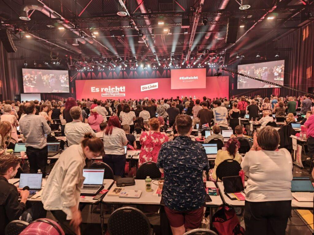 Noch etwas Geduld ... - - Standing Ovations - Noch etwas Geduld ... - -