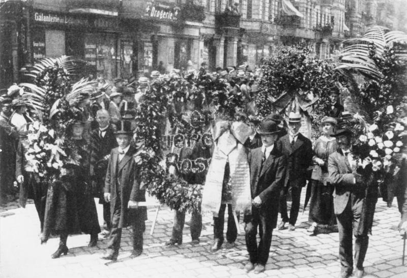 „Ich war, ich bin, ich werde sein?“ - Berlin, Berlin-Friedrichsfelde, Eduard Fuchs, Faschismus, Franz Mehring, Karl Liebknecht, KPD, Leo Jogiches, Mies van der Rohe, Rosa Luxemburg, SED - Kultur 271102 Bundesarchiv Bild 146 1976 067 - „Ich war, ich bin, ich werde sein?“ - Berlin, Berlin-Friedrichsfelde, Eduard Fuchs, Faschismus, Franz Mehring, Karl Liebknecht, KPD, Leo Jogiches, Mies van der Rohe, Rosa Luxemburg, SED - Kultur