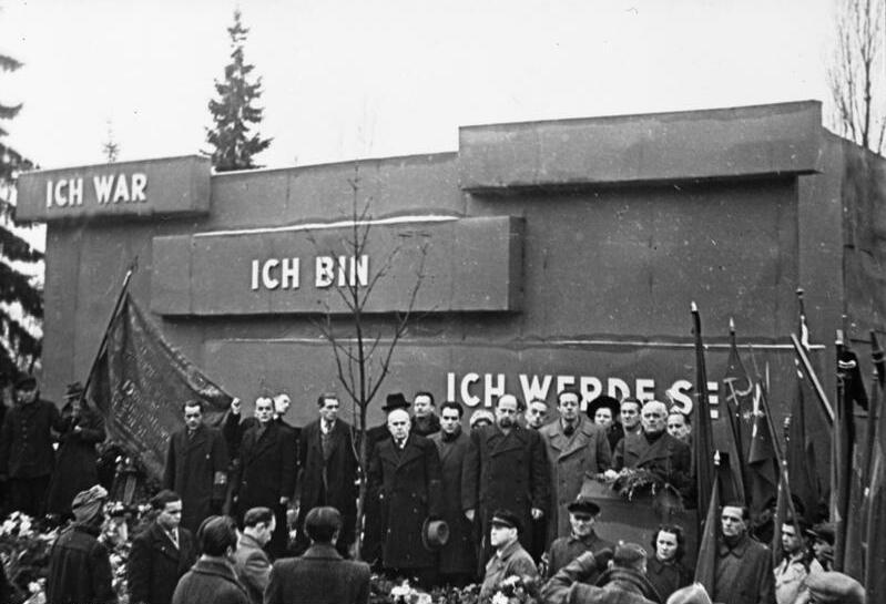 „Ich war, ich bin, ich werde sein?“ - Berlin, Berlin-Friedrichsfelde, Eduard Fuchs, Faschismus, Franz Mehring, Karl Liebknecht, KPD, Leo Jogiches, Mies van der Rohe, Rosa Luxemburg, SED - Kultur 2711 01 Bundesarchiv Bild 183 H27965 Berlin Friedrichsfelde Demonstration Wilhelm Pieck - „Ich war, ich bin, ich werde sein?“ - Berlin, Berlin-Friedrichsfelde, Eduard Fuchs, Faschismus, Franz Mehring, Karl Liebknecht, KPD, Leo Jogiches, Mies van der Rohe, Rosa Luxemburg, SED - Kultur