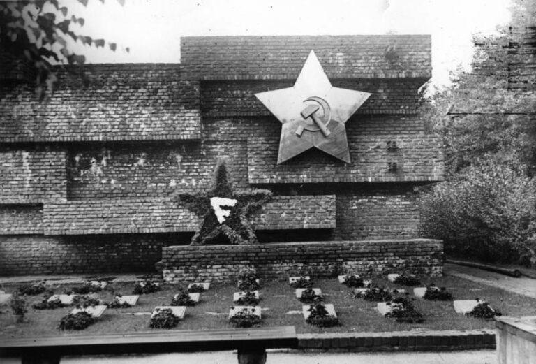 2711ss3 Bundesarchiv Bild 183 H29710 Berlin Friedrichsfelde Revolutionsdenkmal - „Ich war, ich bin, ich werde sein?“ - Leo Jogiches - Leo Jogiches