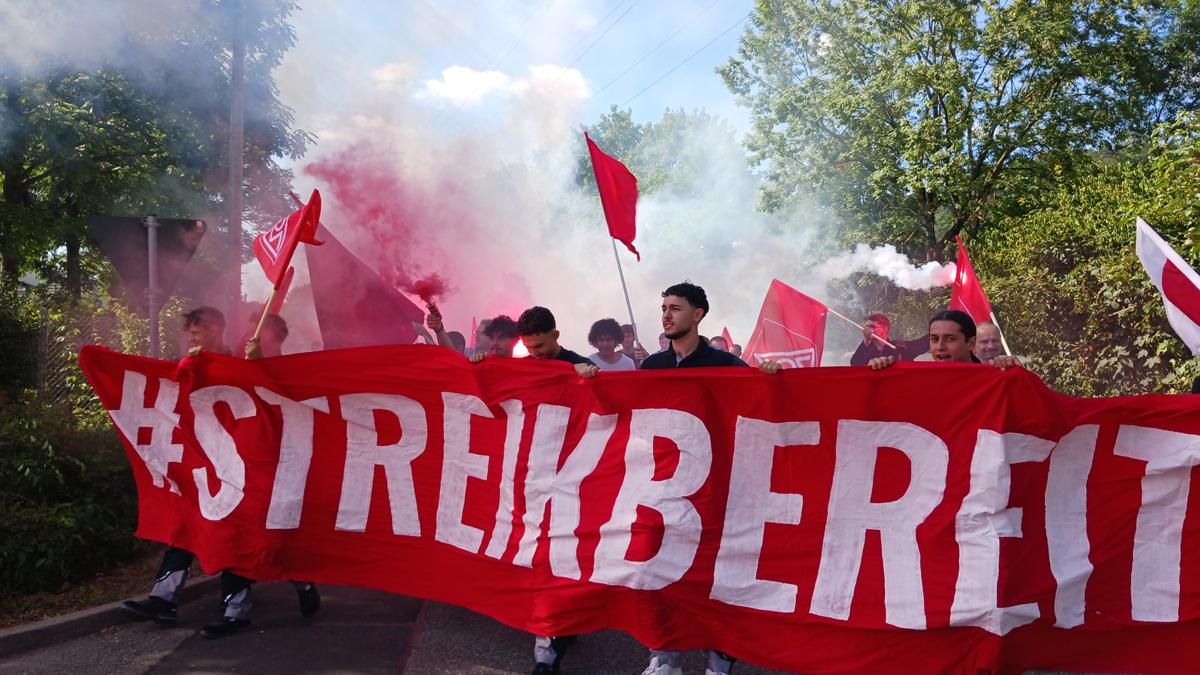 Klare Worte statt Appelle - Arbeitszeitflexibilisierung, Generalangriff, IG Metall, Mercedes-Benz, Sozialkürzungen, Stellenabbau, Streikaktionen, Widerstand - Wirtschaft & Soziales 280301 Mercedes - Klare Worte statt Appelle - Arbeitszeitflexibilisierung, Generalangriff, IG Metall, Mercedes-Benz, Sozialkürzungen, Stellenabbau, Streikaktionen, Widerstand - Wirtschaft & Soziales