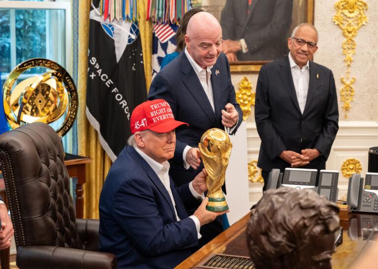 280901 P20250822JB 1182 President Donald Trump and FIFA President Gianni Infantino announce the FIFA World Cup 2025 draw location - ­Untergang des Fußballs - Donald Trump, FIFA, Fußball-Weltmeisterschaft, Fußball-WM 2026, Gianni Infantino - Politik