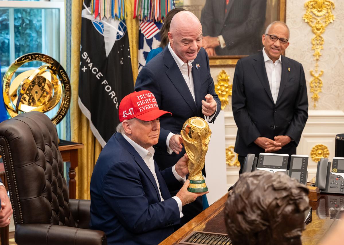 Untergang des Fußballs - Donald Trump, FIFA, Fußball-Weltmeisterschaft, Fußball-WM 2026, Gianni Infantino - Positionen 280901 P20250822JB 1182 President Donald Trump and FIFA President Gianni Infantino announce the FIFA World Cup 2025 draw location - Untergang des Fußballs - Donald Trump, FIFA, Fußball-Weltmeisterschaft, Fußball-WM 2026, Gianni Infantino - Positionen