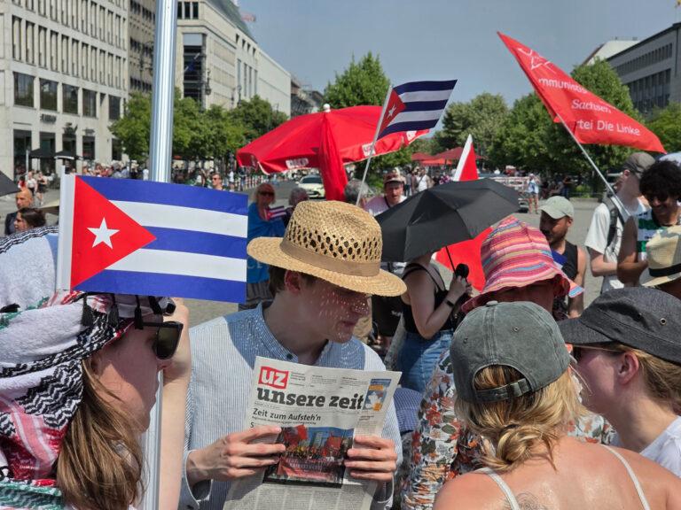 2815 A UZ Foto - Endspurt - Fidel Castro, Kuba, Leseprobe, Solidarität mit dem sozialistischen Kuba!, Unsere Zeit, UZ-Abo, UZ-Abo-Kampagne, UZ-Friedenstage 2026 - Aktion