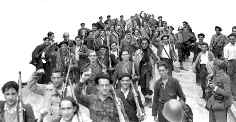 3010 Grupos de milicianos con sus armas en la localidad de Alegia 6 de 10 Fondo Marin Kutxa Fototeka - Rückwärtsgewandt - CEDA - CEDA