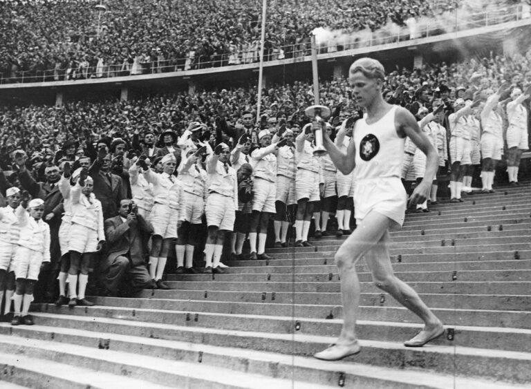 311201 Fackellauf2 - Sommermärchen unter Hakenkreuzen - 1936 - 1936