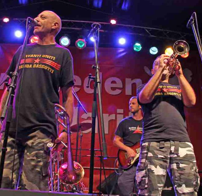 Banda Shari Deymann - Mutmacher im August - Berlin, DKP, Friedensbewegung, Gewerkschaften gegen Aufrüstung und Krieg, Internationale Solidarität, SDAJ, UZ-Friedenstage 2026 - Aktion