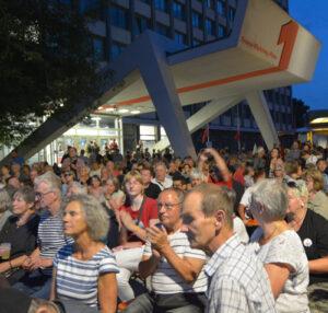 TOM7873 - Mutmacher im August - Berlin, DKP, Friedensbewegung, Gewerkschaften gegen Aufrüstung und Krieg, Internationale Solidarität, SDAJ, UZ-Friedenstage 2026 - Aktion