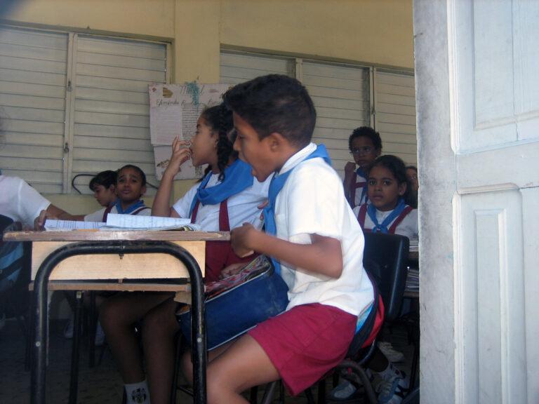 Young cuban pioneers Moncadistas web - Hände weg! - US-Blockade Kubas - US-Blockade Kubas