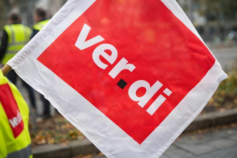 ver di fahne bei demonstration streik mit warnwesten im hintergrund 1130774 web - „Falsche Signale“ - ver.di-Gewerkschaftsrat - ver.di-Gewerkschaftsrat