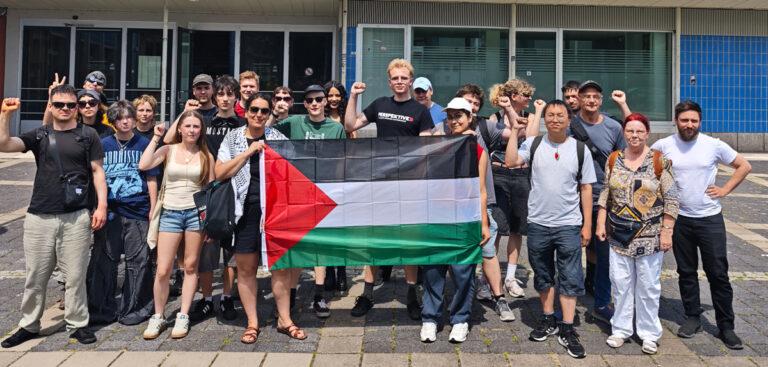 04 05 Gruppenfoto Keep Elbit Out - Mehrheit gegen Waffenfabrik - Sachsen-Anhalt - Sachsen-Anhalt