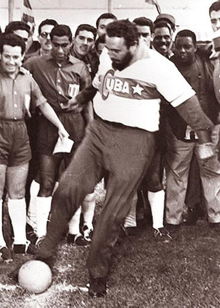1213Fidel Castro Fussball - Angriffslustig - Fidel Castro, Friedenspolitik, Hegemonie, Imperialismus, Rede, Selbstbestimmung des Volkes, Souveränität, Unabhängigkeit, Vereinte Nationen, Wettrüsten - Politik