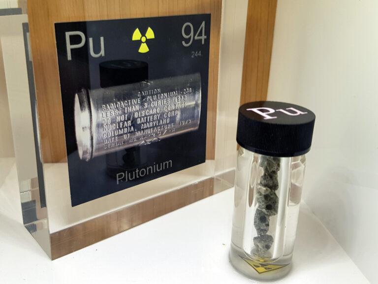 Nichts gelernt - Günther Beckstein - Günther Beckstein 2019 11 22 Radioactive Plutonium sample at Questacon museum Canberra Australia - Nichts gelernt - Günther Beckstein - Günther Beckstein