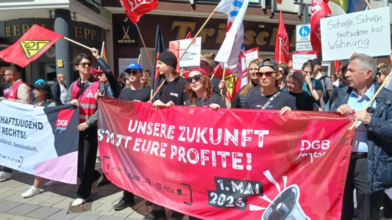330302 Jugend - „Die machen Profit, wir die Arbeit“ - Wirtschaft & Soziales - Wirtschaft & Soziales