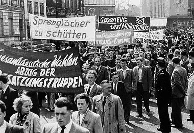 331002 KPD Verbot - Gegen die Friedenskräfte - 70. Jahrestag, Bundesverfassungsgericht, Entschädigung, Erklärung der DKP, KPD-Verbot, reaktionär-militaristischer Staatsumbau, Unrechtsurteil - Politik