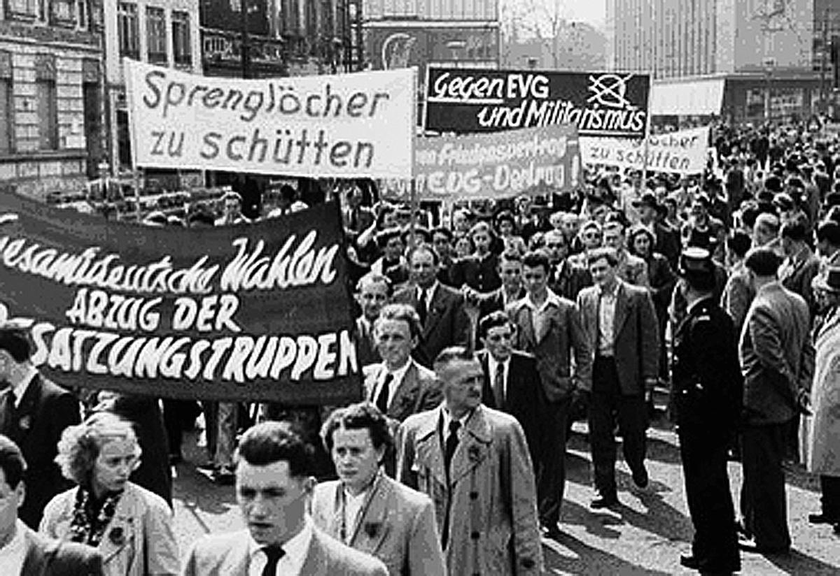 331002 KPD Verbot - Gegen die Friedenskräfte - 70. Jahrestag, Bundesverfassungsgericht, Entschädigung, Erklärung der DKP, KPD-Verbot, reaktionär-militaristischer Staatsumbau, Unrechtsurteil - Theorie & Geschichte