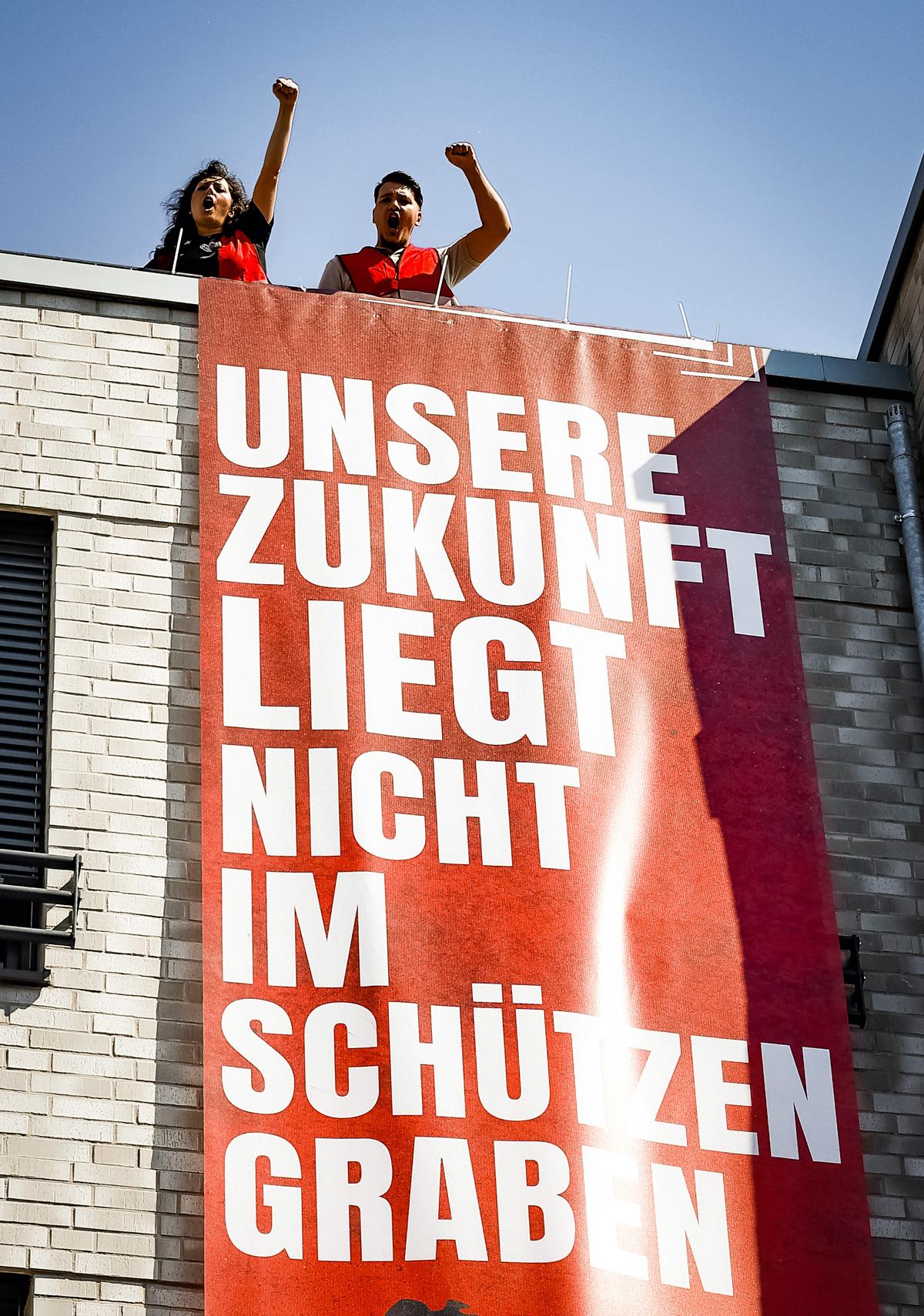 Von individuellen Reflexen zur kollektiven Gegenwehr - UZ vom 21. August 2026 - UZ vom 21. August 2026 341201 Militarisierung - Von individuellen Reflexen zur kollektiven Gegenwehr - UZ vom 21. August 2026 - UZ vom 21. August 2026