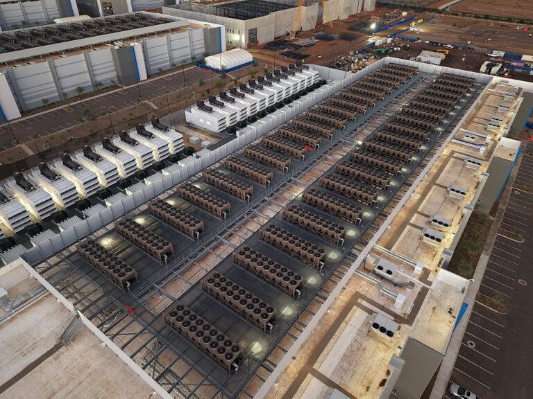 3508 Data center roof - Kohle, Krieg, KI und Klima - CO2-Emissionen, Energieversorgung, Klimakatastrophe, Kohle, Kriegspolitik, Künstliche Intelligenz, Waldbrände - Wirtschaft & Soziales