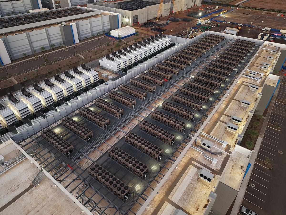 Kohle, Krieg, KI und Klima - CO2-Emissionen, Energieversorgung, Klimakatastrophe, Kohle, Kriegspolitik, Künstliche Intelligenz, Waldbrände - Hintergrund 3508 Data center roof - Kohle, Krieg, KI und Klima - CO2-Emissionen, Energieversorgung, Klimakatastrophe, Kohle, Kriegspolitik, Künstliche Intelligenz, Waldbrände - Hintergrund