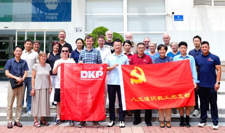 351002 Gruppenfoto Shenzhen - Lohnender Austausch - Kommunistische Partei Chinas, Reisebericht, UZ-Leserreise, VR China - Wirtschaft & Soziales