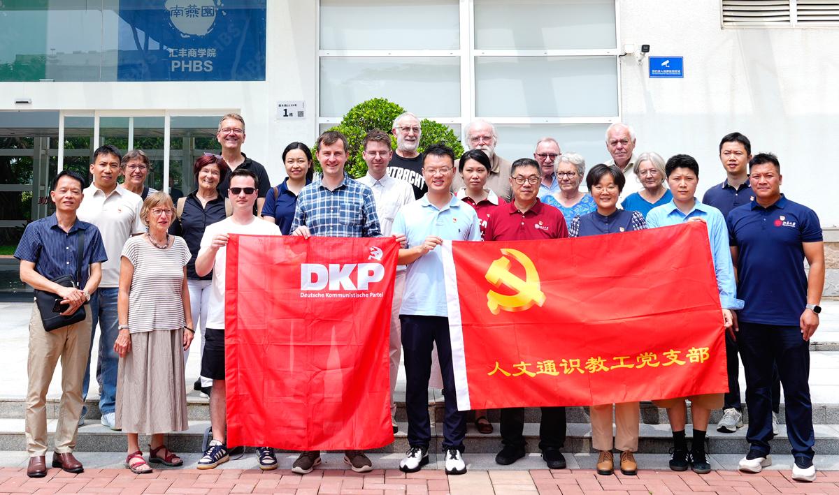 Lohnender Austausch - Kommunistische Partei Chinas, Reisebericht, UZ-Leserreise, VR China - Theorie & Geschichte 351002 Gruppenfoto Shenzhen - Lohnender Austausch - Kommunistische Partei Chinas, Reisebericht, UZ-Leserreise, VR China - Theorie & Geschichte