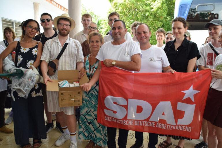 351501 SDAJ Brigade - „Hier gibt niemand auf!“ - 100. Geburtstag, Andrea Hornung, Fidel Castro, Schulstreik gegen Wehrpflicht, SDAJ - Wirtschaft & Soziales