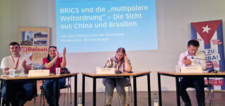 Ein Saal steht auf für eine gerechte Weltordnung