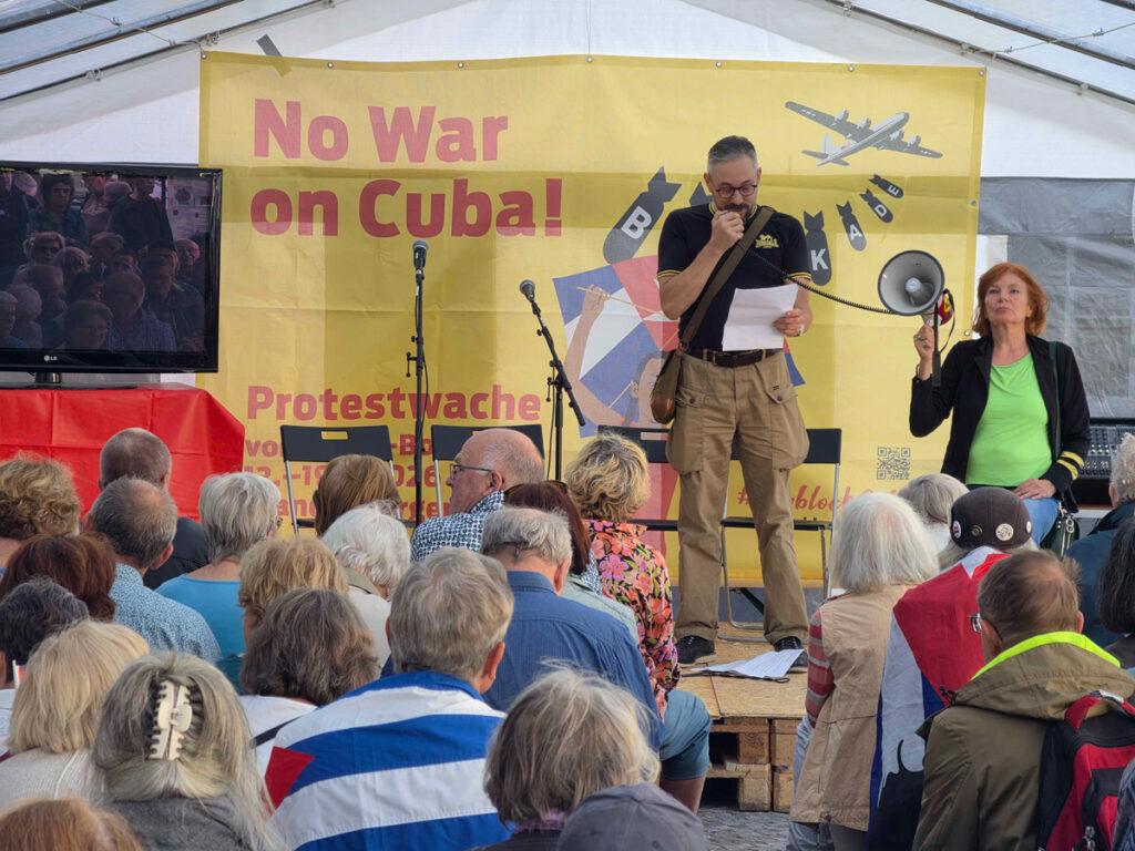 Kuba ist nicht allein - Berlin, Chris Doerk, Fabian Goldmann, Konterrevolution, Kuba-Solidarität, Mahnwache, Martin Ling, Matthew Read, NaturFreunde, Nick Brauns, Patrik Köbele, Protestaktion, SDAJ, unblock Cuba, US-Blockade Kubas, US-Botschaft, Wafaa Saied - Blog 12.09.2026 Cuba Mahnwache Tag 1 8 - Kuba ist nicht allein - Berlin, Chris Doerk, Fabian Goldmann, Konterrevolution, Kuba-Solidarität, Mahnwache, Martin Ling, Matthew Read, NaturFreunde, Nick Brauns, Patrik Köbele, Protestaktion, SDAJ, unblock Cuba, US-Blockade Kubas, US-Botschaft, Wafaa Saied - Blog