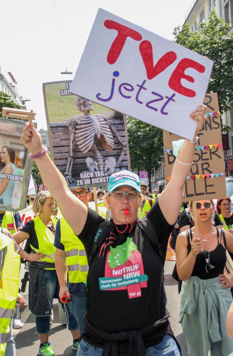 2022 TV E Demo 15 1 - Hannover: Entlastungstarifvertrag gekündigt - Entlastungstarifvertrag, Kündigung, Medizinische Hochschule Hannover (MHH), Mehrbelastungen, ver.di - Wirtschaft & Soziales