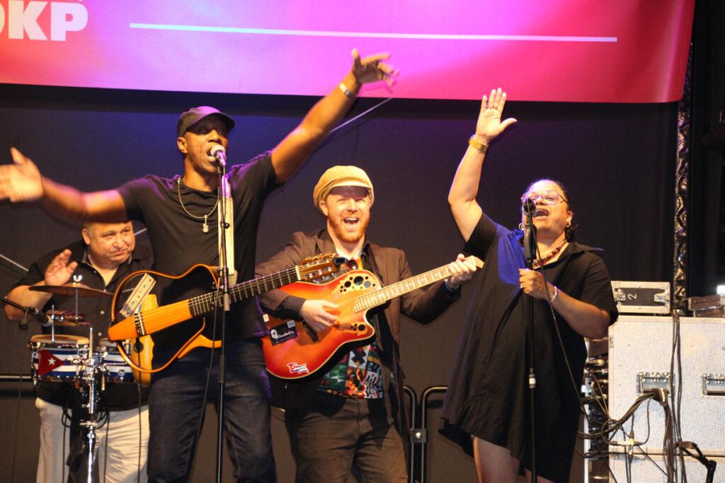 Wo sich die Klasse trifft - Achim Bigus, Banda Bassotti, Bejarano und Microphone Mafia, Betty Rossa & Kapelle, Calum Baird, Free Willy, Gina Pietsch, Grupo Resistencia, Hartmut König, Kai Degenhardt, Musik, Nicky Marquez Trio, Pablo Miró, RotFuchs-Singegruppe, Schenzer und Wilke, Tobias Thiele, Tony Àvila, Trio Quijote, UZ-Friedenstage 2026 - Hintergrund 361102 - Wo sich die Klasse trifft - Achim Bigus, Banda Bassotti, Bejarano und Microphone Mafia, Betty Rossa & Kapelle, Calum Baird, Free Willy, Gina Pietsch, Grupo Resistencia, Hartmut König, Kai Degenhardt, Musik, Nicky Marquez Trio, Pablo Miró, RotFuchs-Singegruppe, Schenzer und Wilke, Tobias Thiele, Tony Àvila, Trio Quijote, UZ-Friedenstage 2026 - Hintergrund