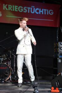 Wo sich die Klasse trifft - Achim Bigus, Banda Bassotti, Bejarano und Microphone Mafia, Betty Rossa & Kapelle, Calum Baird, Free Willy, Gina Pietsch, Grupo Resistencia, Hartmut König, Kai Degenhardt, Musik, Nicky Marquez Trio, Pablo Miró, RotFuchs-Singegruppe, Schenzer und Wilke, Tobias Thiele, Tony Àvila, Trio Quijote, UZ-Friedenstage 2026 - Hintergrund 361104 - Wo sich die Klasse trifft - Achim Bigus, Banda Bassotti, Bejarano und Microphone Mafia, Betty Rossa & Kapelle, Calum Baird, Free Willy, Gina Pietsch, Grupo Resistencia, Hartmut König, Kai Degenhardt, Musik, Nicky Marquez Trio, Pablo Miró, RotFuchs-Singegruppe, Schenzer und Wilke, Tobias Thiele, Tony Àvila, Trio Quijote, UZ-Friedenstage 2026 - Hintergrund
