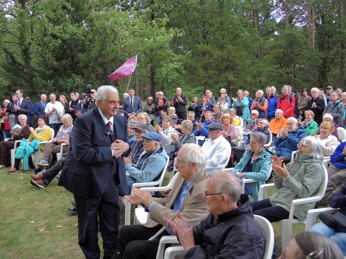 Blumen für Stukenbrock - Blumen für Stukenbrock, Petra Erler, SDAJ, Sergej Netschajew, Stukenbrock, Werner Höner - Politik 3705 Bildmeldung Stukenbrock 2 - Blumen für Stukenbrock - Blumen für Stukenbrock, Petra Erler, SDAJ, Sergej Netschajew, Stukenbrock, Werner Höner - Politik