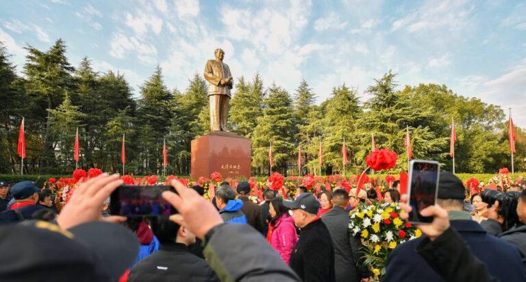 371202 MaoStatue - Gehasst und verehrt - Zhu De - Zhu De