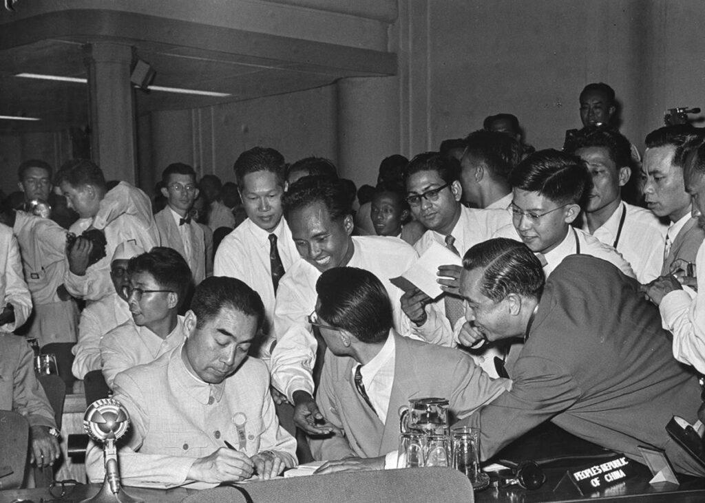 371202 Zhou - Gehasst und verehrt - KPCh, Langer Marsch, Mao, VR China, Zhou Enlai, Zhu De - Hintergrund